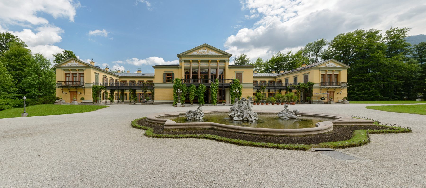 Die Kaiservilla in Bad Ischl mit Springbrunnen