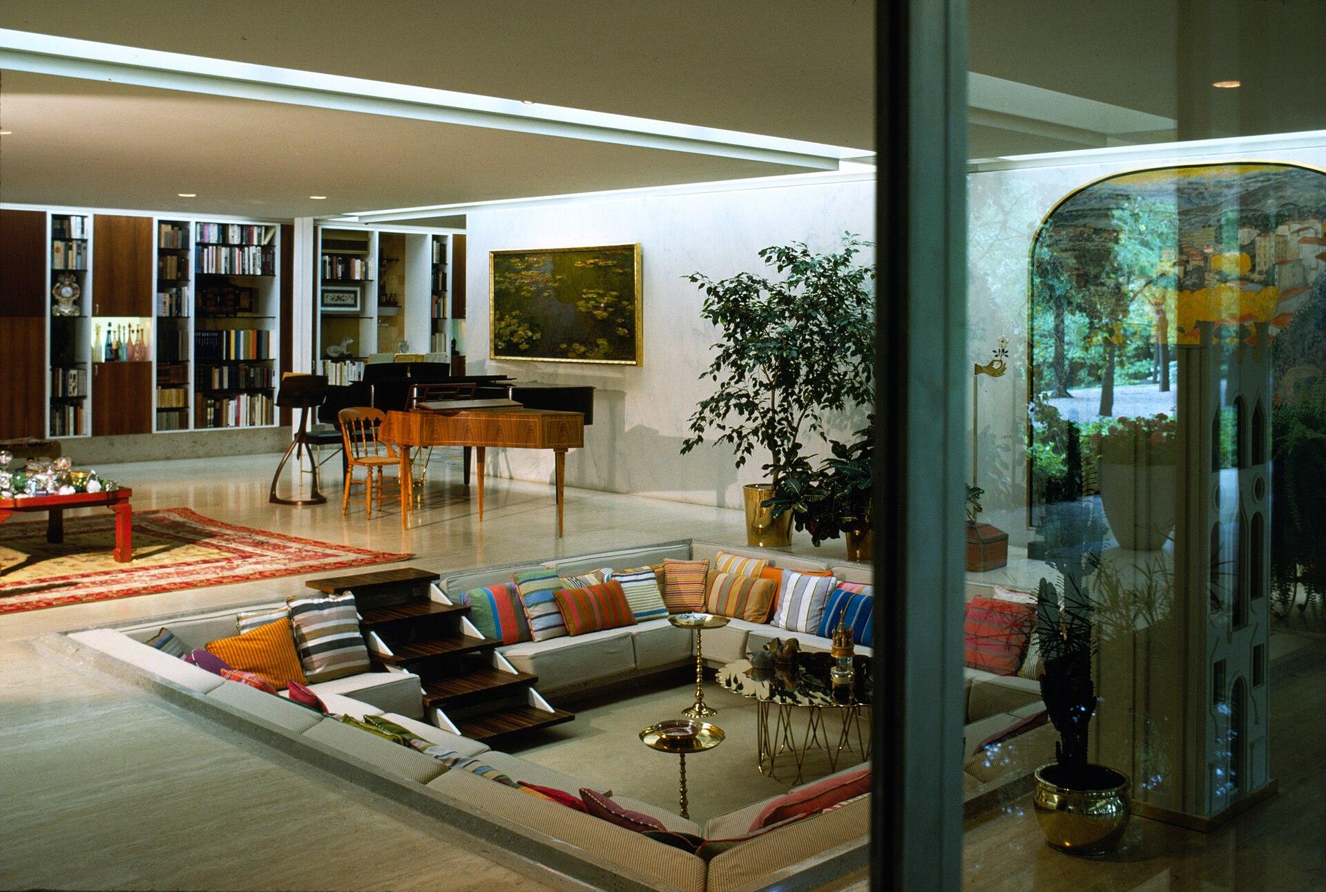Wohnraum eines Mid-Century-Hauses mit Blick auf die Terrasse