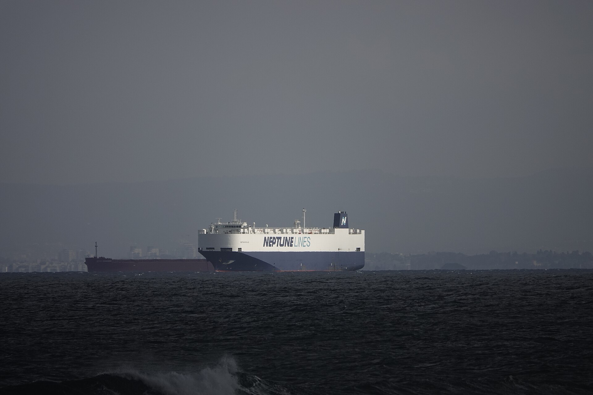 Ein Autotransporter-Schiff läuft in den Hafen ein