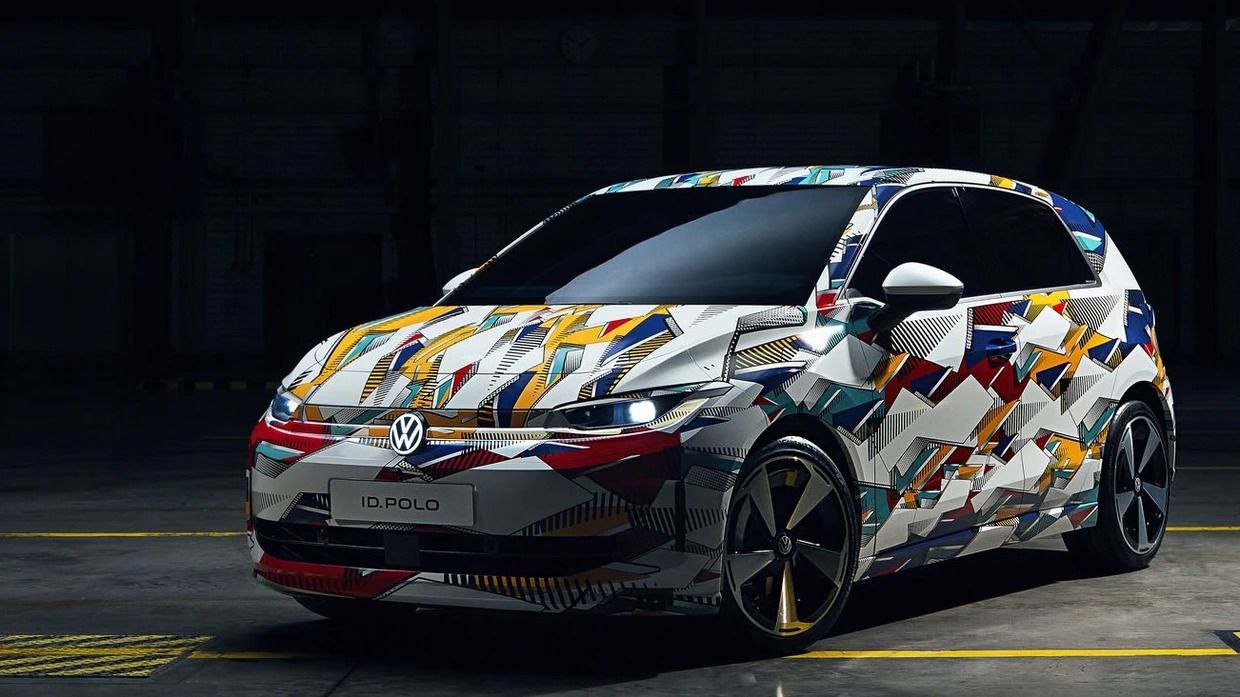 Der VW ID. Polo in bunter Tarnfolie in einer Werkhalle
