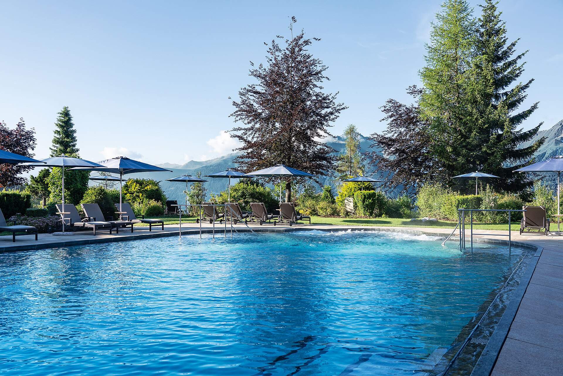 Außenpool des Interalpen-Hotels Tyrol vor dem Bergpanorama