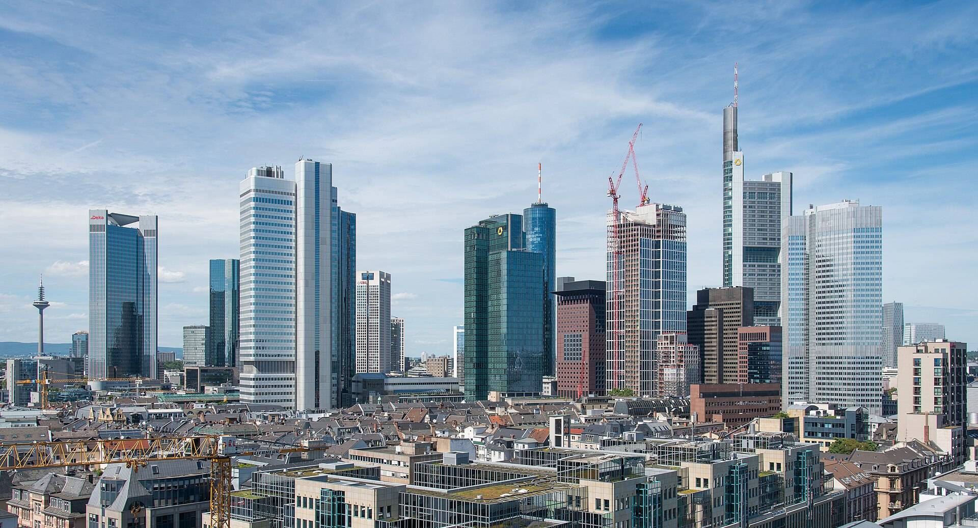 Die Hochhäuser des Frankfurter Bankenviertels über den Dächern der Innenstadt