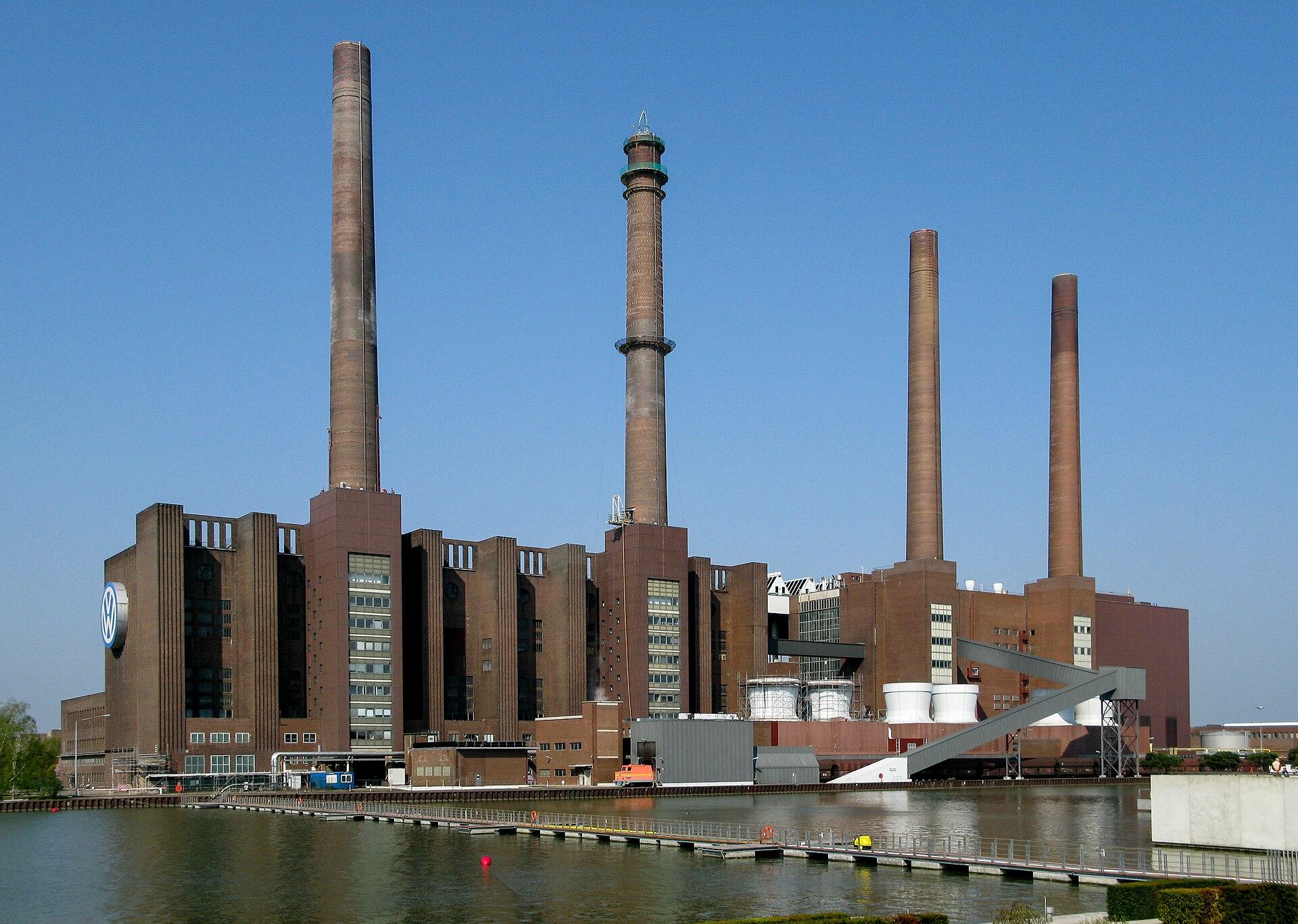 Das Volkswagen-Stammwerk in Wolfsburg am Mittellandkanal